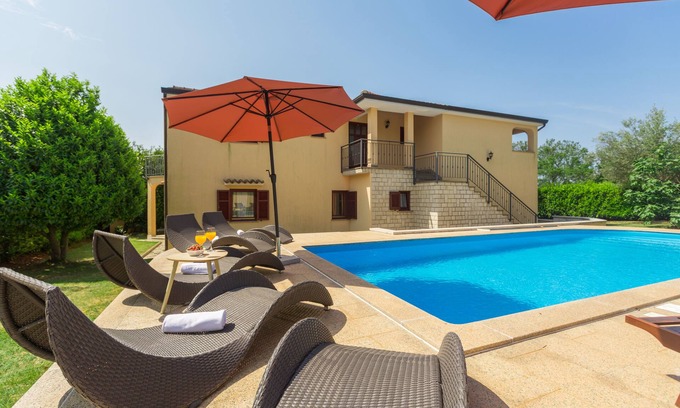 Cervar Appartement | Apartment for 5 persons, 200m from the beach, pool and garden for shared use