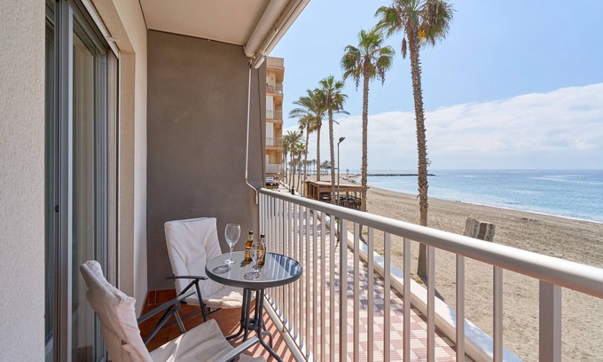 Torrenueva Appartement | Apartment 'Frente Al Mar Y A Pie De Playa' with Balcony, Wi-Fi and Air Conditioning