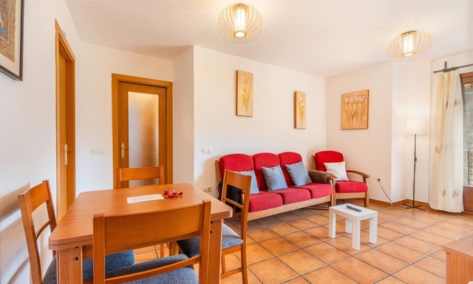 Sort Appartement | Apartment 'Garrota' with Mountain Views, Balcony, and Wi-Fi