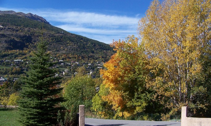 Briancon Villa | Appartement, rez de jardin, avec vue sur les montagnes, , près du centre.