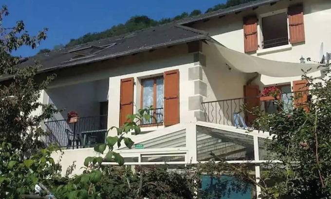 Lascelle Appartement | Apartment 'Gîte Bassin D'aurillac, Cantal' with Lake View, Private Terrace and Balcony