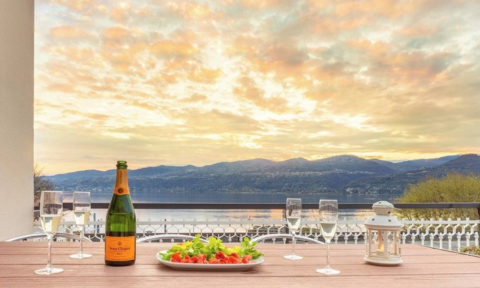 Ispra Appartement | Apartment 'Great Lake View Artist's' with Lake View, Private Terrace and Wi-Fi