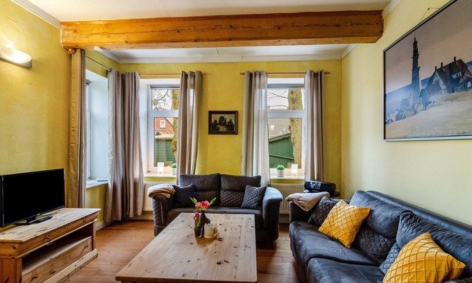 Oldersum Appartement | Appartement 'Gulfhof Oldersum Erdgeschoss' avec terrasse partagée, jardin partagé et Wi-Fi