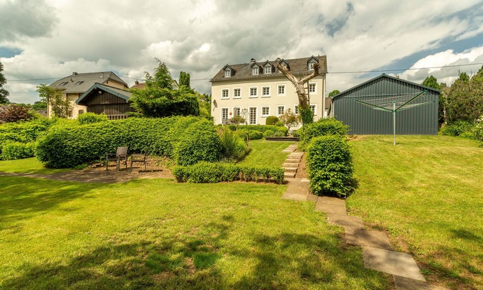 Birresborn Appartement | Appartement "Happynest" avec vue sur la montagne et le jardin et WLAN