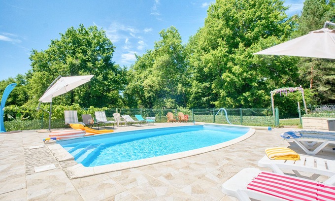 Bergerac Appartement | Apartment 'Hare' with Shared Pool, Wi-Fi and Air Conditioning