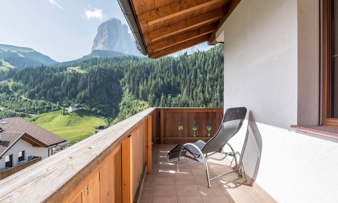 Santa Cristina Val Gardena Appartement | Appartement 'Hotel Residence Gardena Alps 300' avec vue sur les montagnes, jardin et Wi-Fi.