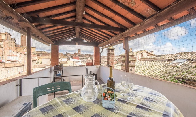 Siena Historical Center Appartement | Apartment 'Il Campo Comfort Apt with Balcony' with Private Terrace, Wi-Fi and Air Conditioning