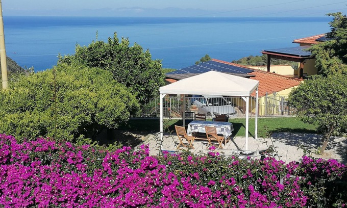 Patresi Maison | Appartement "Il Mirto" avec jardin méditerranéen et vue sur mer