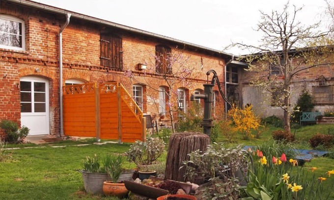 Mesekenhagen Appartement | NEW Apartment in a farmhouse with an idyllic inner courtyard and natural garden