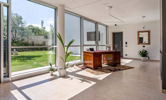 Ravina Appartement | Apartment In A Hotel 'Midum Domus Attic' with Mountain View, Wi-Fi and Air Conditioning