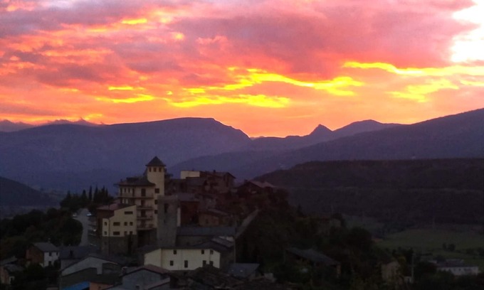 Montferrer I Castellbo Appartement | Apartment in a Quiet Historic Building with Views
