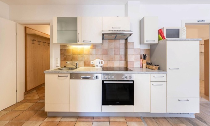 Konigsleiten Appartement | Apartment in "Chalet Central - Top CC6" in the Ski Area with Shared Sauna, Wi-Fi & Terrace; Parking