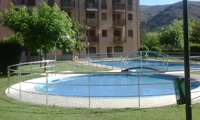 Ezcaray Copropriété | Appartement à Ezcaray, avec piscine, jardin et à côté de la rivière.