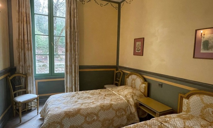 Montbrun-les-Bains Appartement | Apartment in a 19th century chateau with swimming pool and tennis court in a 4-hectare park