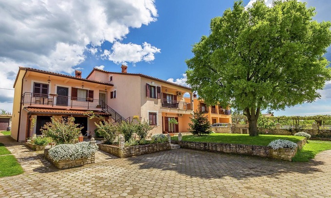 Gajana Appartement | Appartement, maison privée, avec terrain de foot