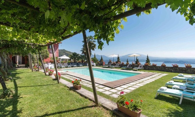 Massino Visconti Appartement | Apartment in villa with shared pool