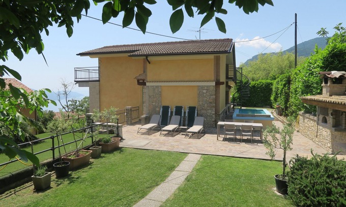 Gardola Appartement | Apartment in private villa with garden, swimming pool and parking. Pets allowed.