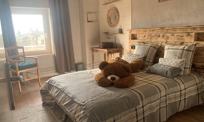 Uchizy Appartement | Apartment in the center of the village with swimming pool