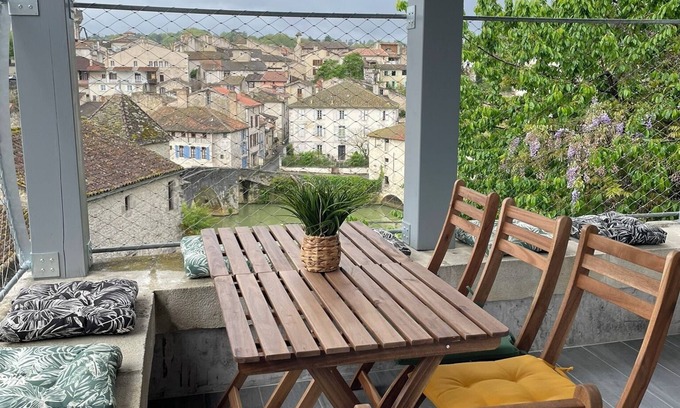 Nerac Appartement | Apartment in the center of Nérac with view and sauna