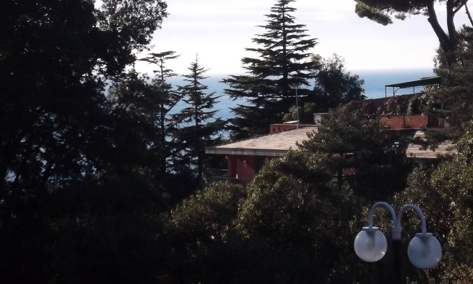 Arenzano Appartement | Appartement à la campagne, grande terrasse donnant sur la mer, calme, près de golf.