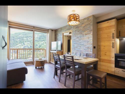 Les Boisses Appartement | Apartment in Tignes with Slope Access & Spa