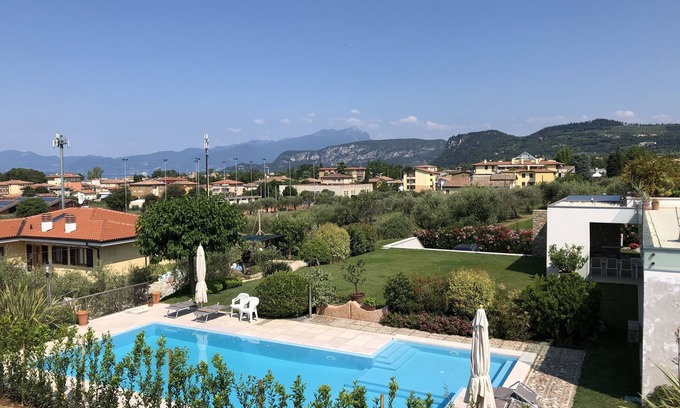 Bardolino Appartement | APPARTEMENT DANS UNE VILLA, GRAND JARDIN AVEC VUE LAC ET PISCINE