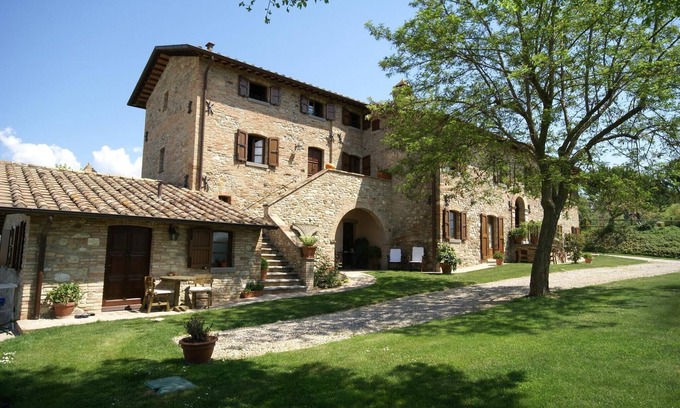 Montone Appartement | Maison individuelle avec piscine et beau jardin