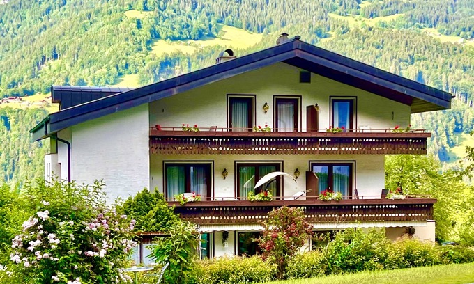 Vandans Appartement | Appartement "Jordis" avec vue sur les montagnes, terrasse privée, jardin et Wi-Fi
