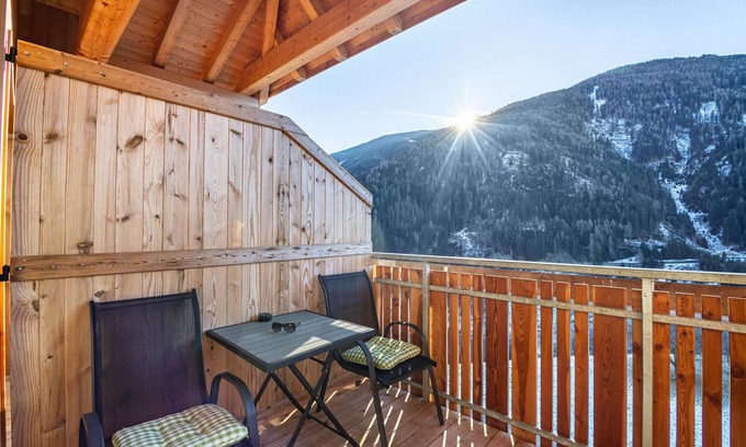 Luson Appartement | Appartement 'Kreuzplonhof Apt Karspitz' avec vue sur la montagne et cabine infrarouge privée