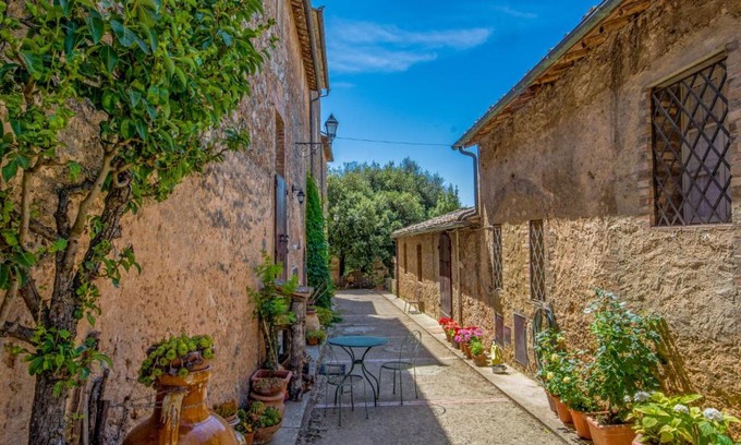 Simignano Appartement | Apartment L'Agrifoglio by Interhome