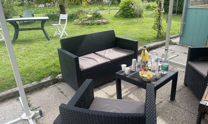 Saumur Val de Loire Appartement | Apartment 'La Pause' with Private Terrace, Shared Garden and Wi-Fi