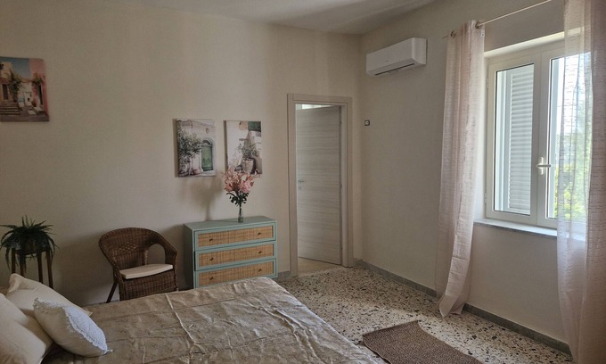Capaccio Scalo Appartement | Apartment 'L'Orchidea' with Private Garden, Wi-Fi and Air Conditioning