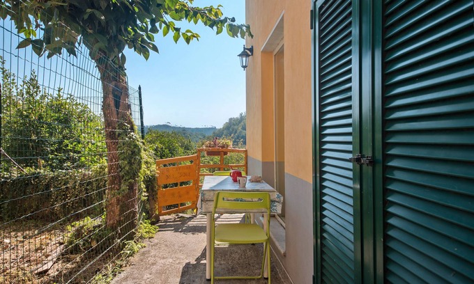 Ricco del Golfo di Spezia Appartement | Apartment 'La Cantina Del Sole' with Mountain View and Balcony