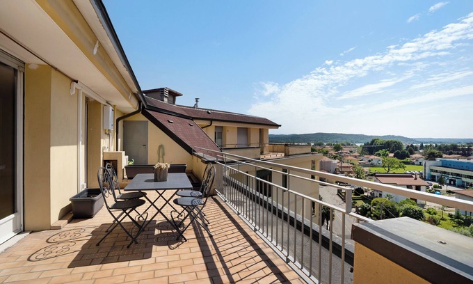 Arona Appartement | Appartement "La Casa del Riccio" avec vue sur le lac, terrasse et Wi-Fi.