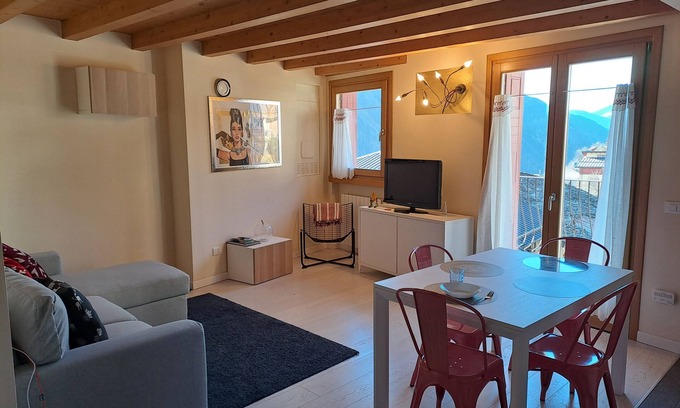 Vione Appartement | Appartement 'La Casa Di Allegra' avec vue sur montagne et balcon