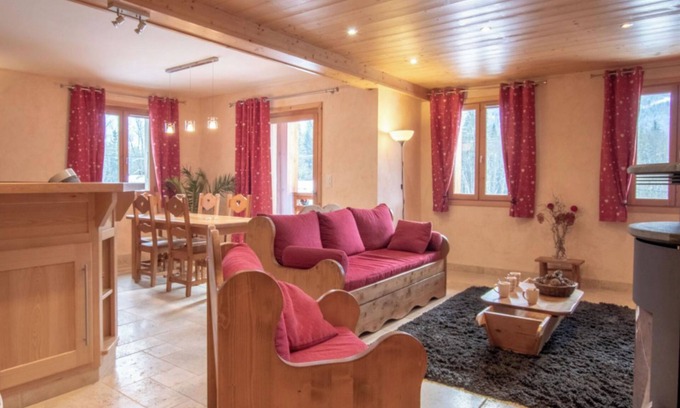 Taninges Appartement | Appartement 'La Grange - 4 Pers' avec vue sur les montagnes, jardin privé et Wi-Fi