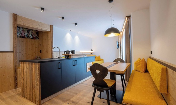 Castelrotto Appartement | Appartement 'Ladinser Hof Kuschelecke' avec vue sur les montagnes et terrasse privée.