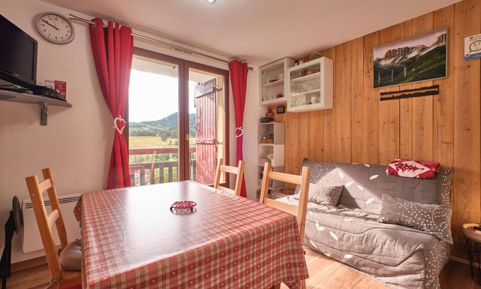 Gresse-en-Vercors Appartement | Apartment 'Le Serpaton' with Mountain View and Balcony
