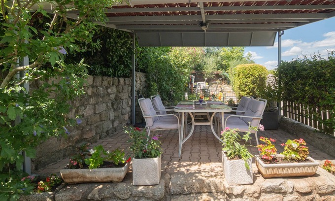 Payzac Appartement | Apartment 'Le Mas De La Blache' with Mountain View and Wi-Fi