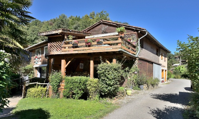 Chein-Dessus Appartement | Appartement 'Les Chambres Du Ruisseau' avec vue sur la montagne, terrasse partagée et Wi-Fi