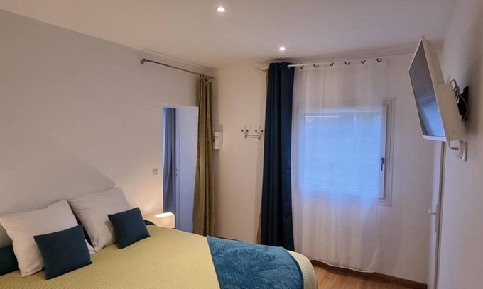 La Salvetat-sur-Agout Maison | Apartment 'Les Tables Aux Vaches-Chambre Agout' with Private Terrace, Private Garden and Wi-Fi