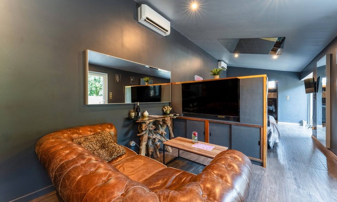 Caderousse Appartement | Apartment 'Love Room - Rhôna' with Wi-Fi and Air Conditioning