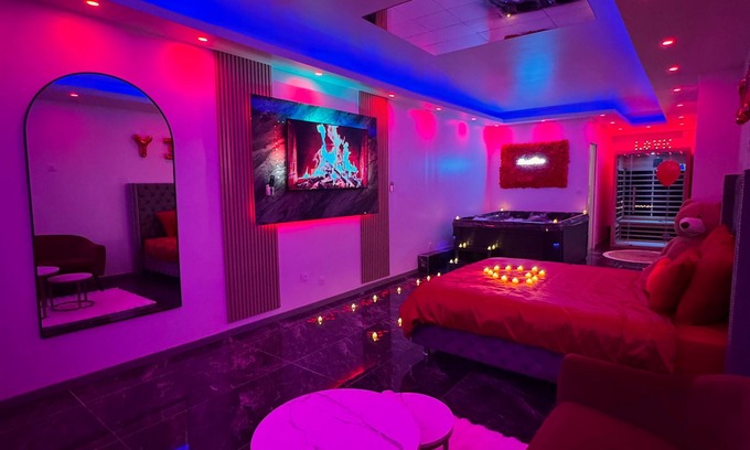 Chevilly-Larue Appartement | Appartement LoveRoom, spa jacuzzi & Sauna ambiance Romantique !