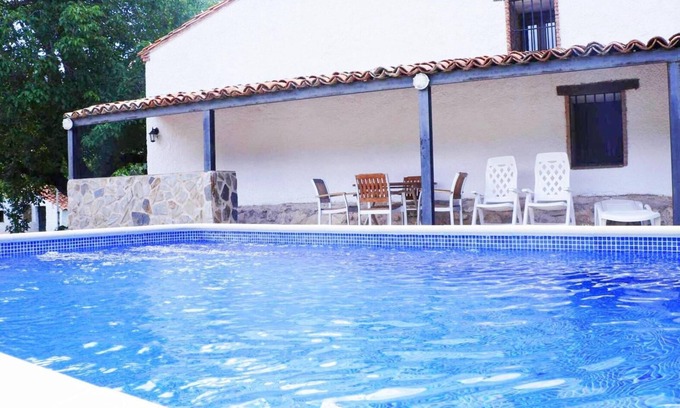 Villacarrillo Appartement | Appartement 'Majada La Carrasca' avec vue sur les montagnes, piscine privée et climatisation