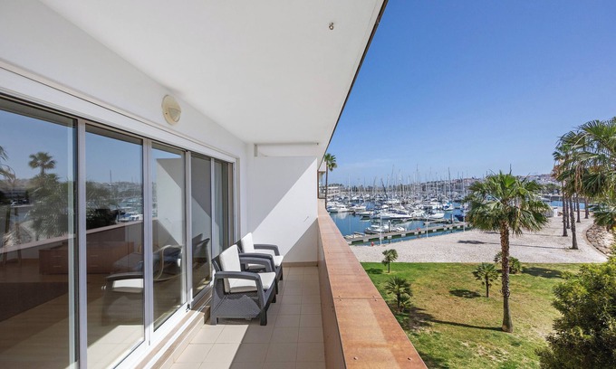 Telheiro Appartement | Appartement "Marina Elegance" avec vue sur le port de plaisance, terrasse couverte privée et Wi-Fi.
