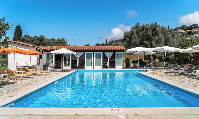 Sarlata Appartement | Appartement 'Marketos Maisonette 4pax' avec vue sur les montagnes, Wi-Fi et climatisation.