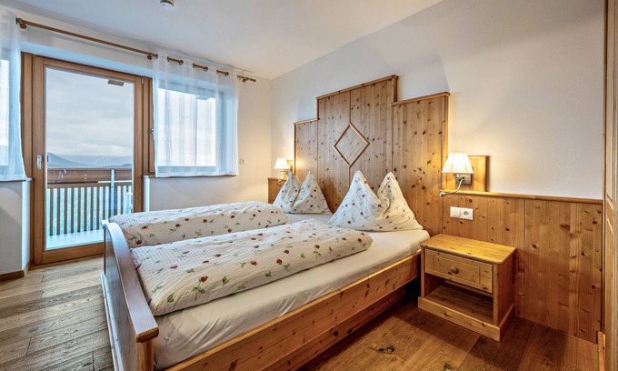 Vandoies Appartement | Appartement "Maurerhof Morgenrot" avec vue sur les montagnes, balcon privé et Wi-Fi.