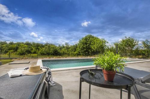 Ripenda Verbanci Appartement | Apartment Mirna with Swimming Pool