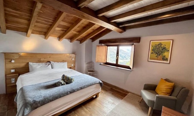 Peruyes Appartement | Apartment near the coast. Mountain views