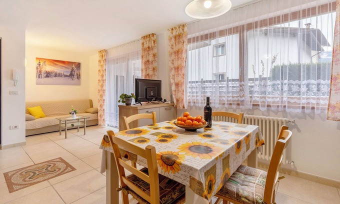 Predazzo Appartement | Appartement 'Night and Day 3' avec vue sur les montagnes, jardin privé et Wi-Fi.